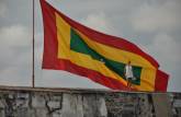 A enorme bandeira de Cartagena no topo do Castillo San Felipe, em Cartagena, na Colômbia